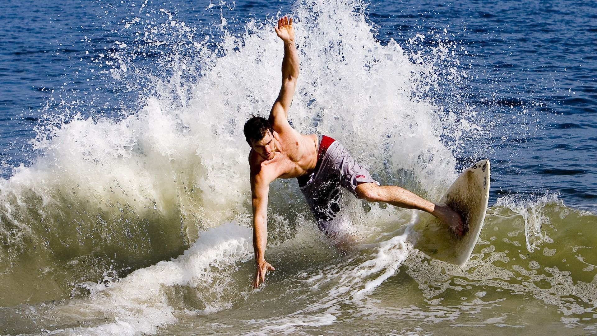 曼联33岁铁腰大爆发！近5场独造4球，曼联官宣续约铁卫